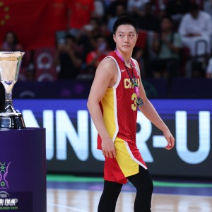 新葡京-因膝伤此次未出战？贺希宁社媒回复胡明轩：膝盖快点好起来